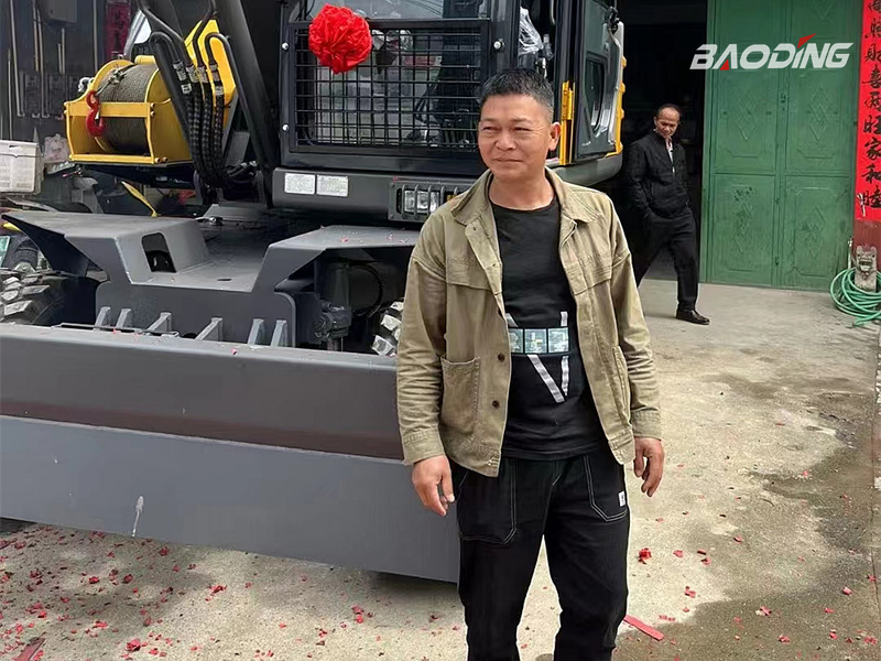 2022年4月20日客戶(hù)購(gòu)置寶鼎120新款抓木機(jī)